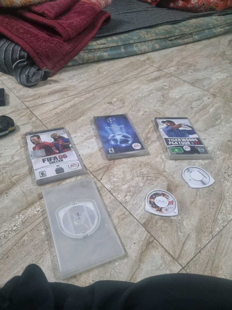PSP Game Bundle - FIFA, Tiger Woods