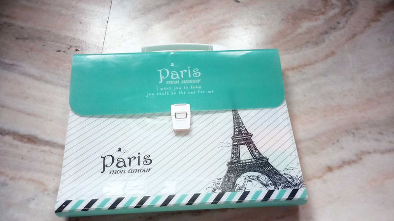 SALE 🆕folder with pockets