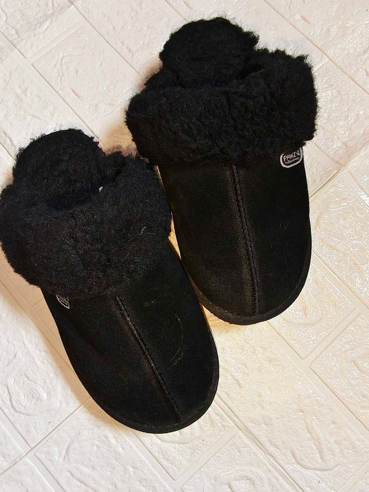 UK 5 Fuzzy Fur Black Slippers