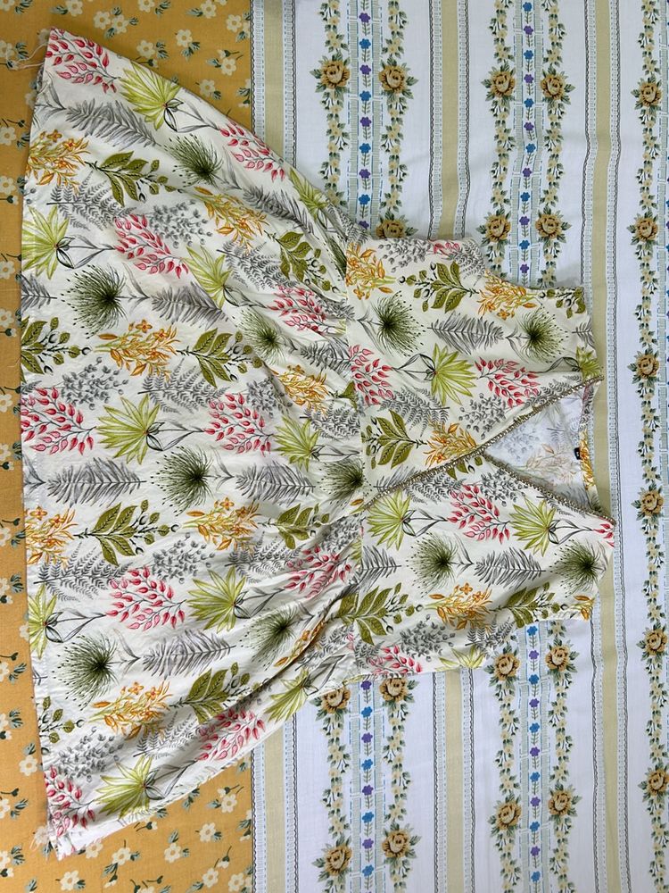 Sleeveless Flower Print Short Kurti with Gold Lace