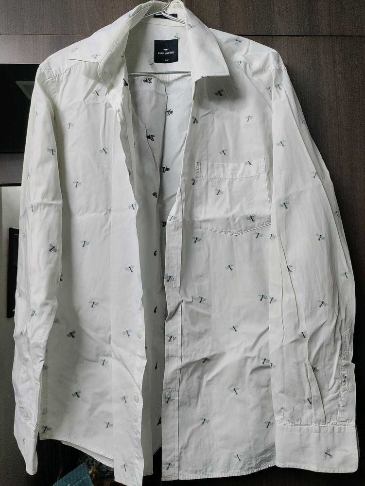 Men&#39;s White Shirt with dragonfly embroidery