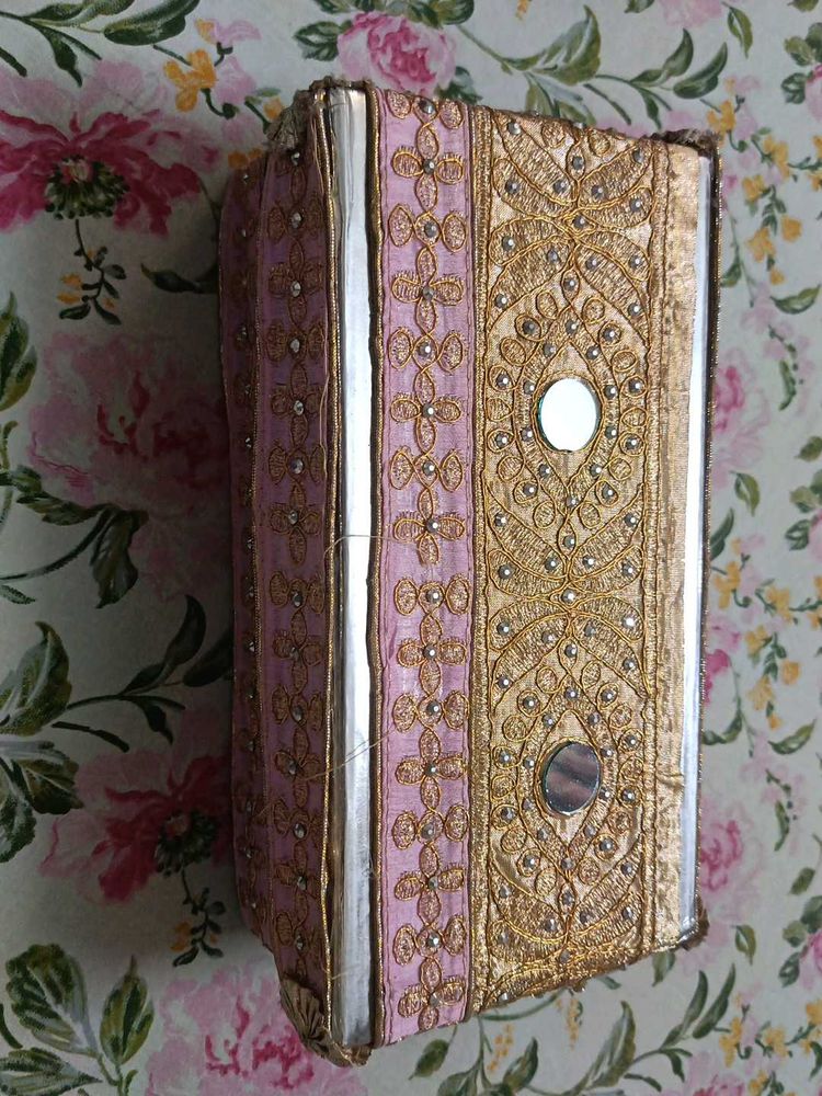 Embroidered shoe box for truso packaging