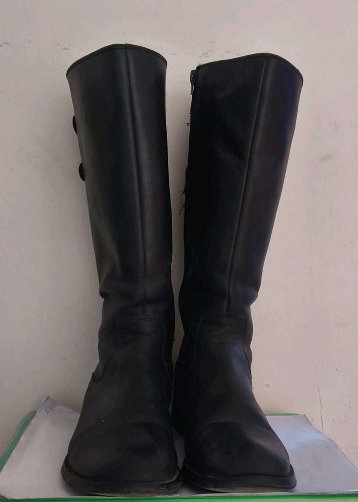 Trndy Black Leather Boots