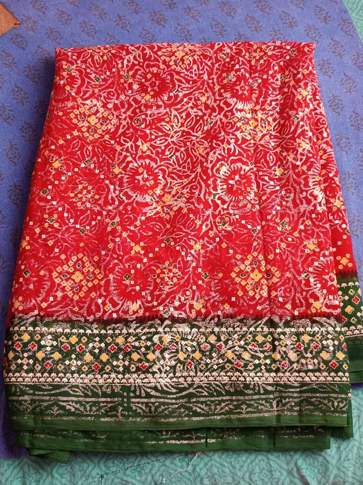 Red and green chundri print saree