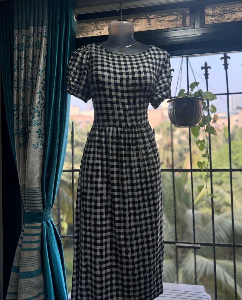 Chic Gingham Midi Dress