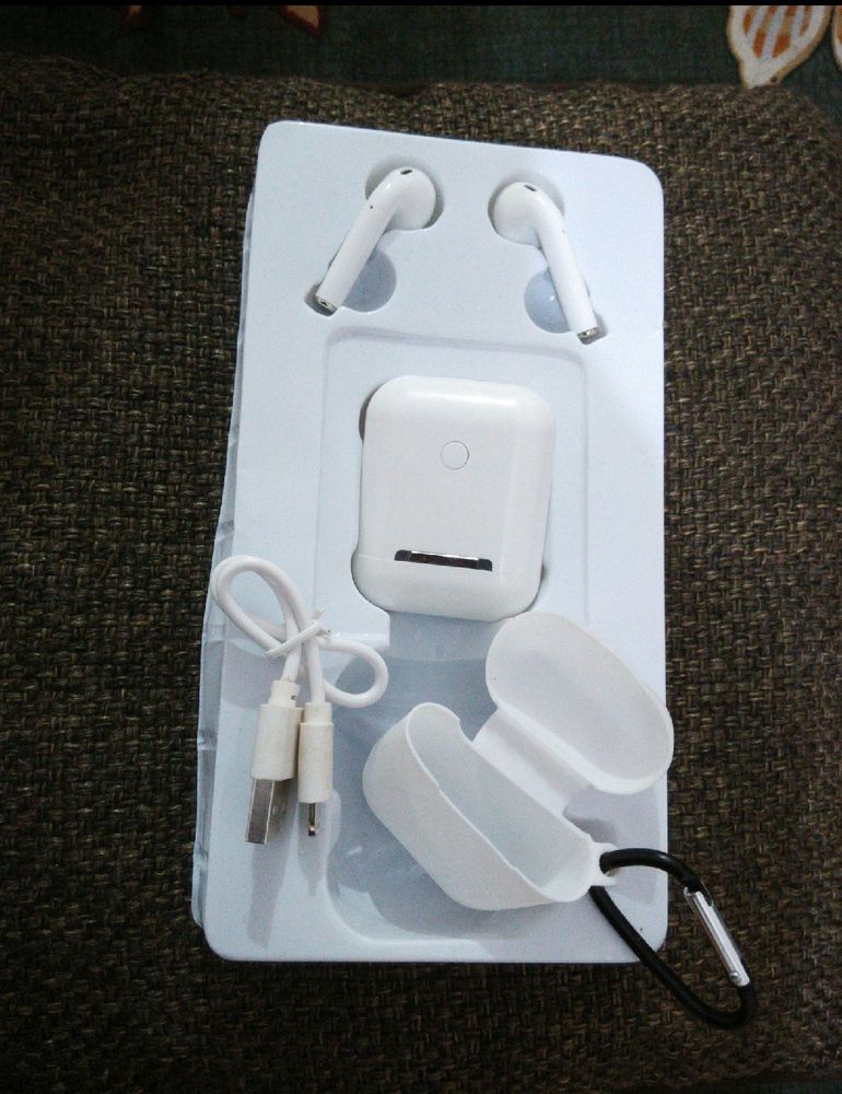 Unused TWS earpod bettry not working. sirf battery change hogi. new earbud. heavy offer.