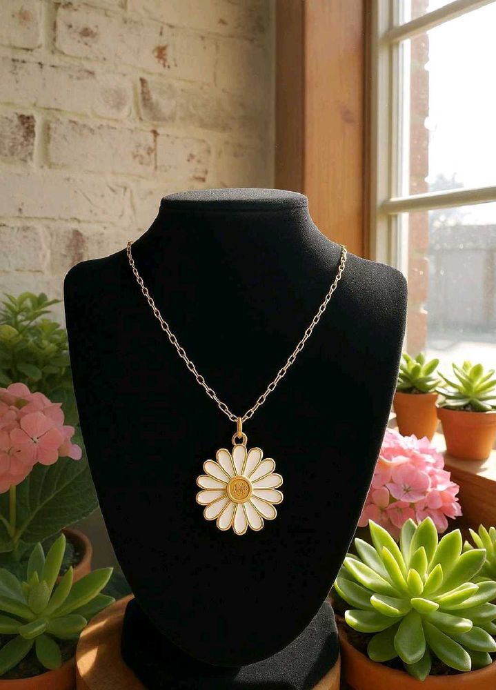 Daisy Pendant Necklace