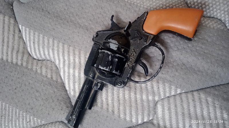 Spinner And Metal Gun