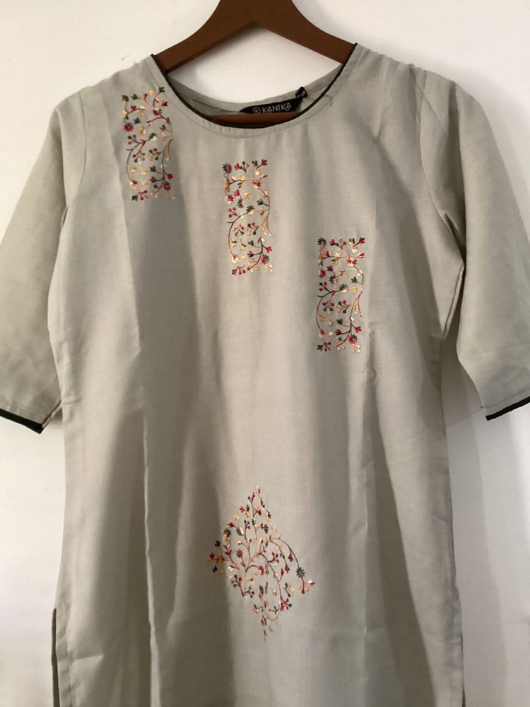 Embroidered Kurtaset- Kurta with leggings