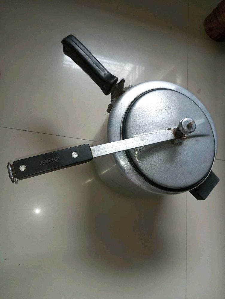 Bajaj Pressure Cooker In Fully Working Condition