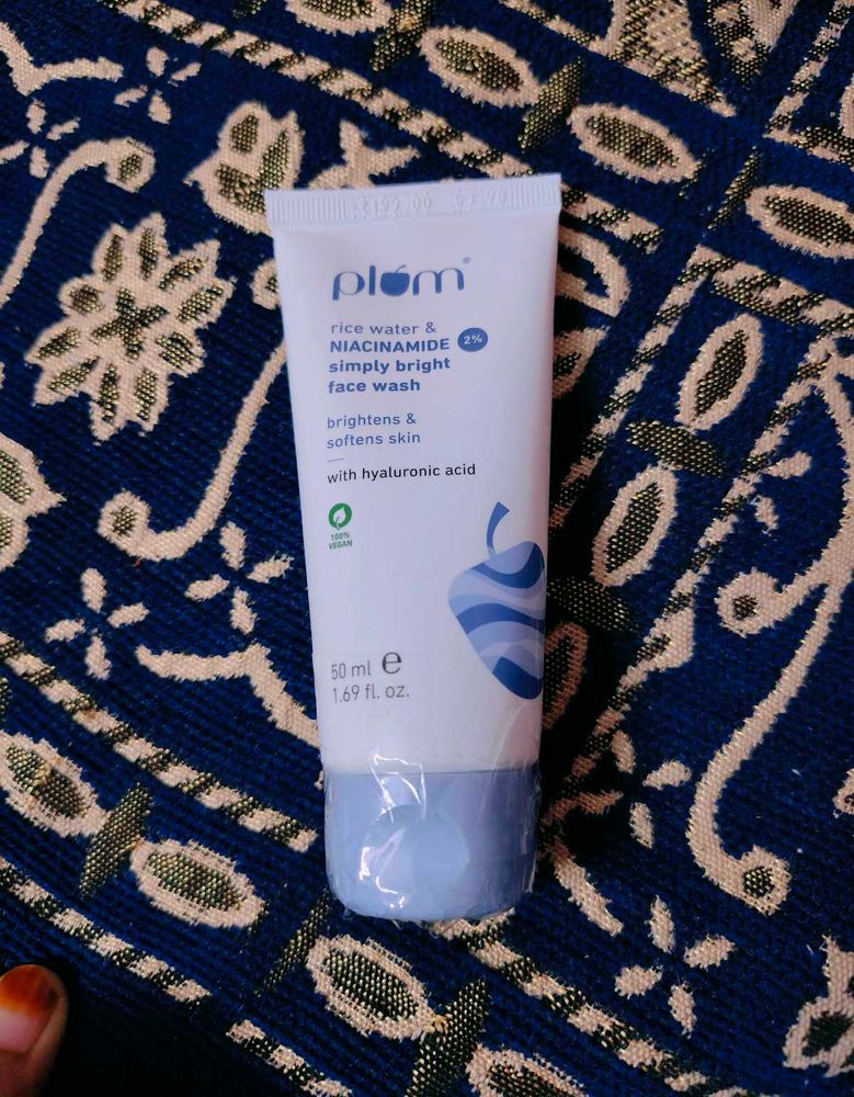 Plum 2% Niacinamide Simply Bright Face Wash With R