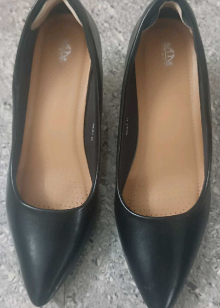 Black Pumps