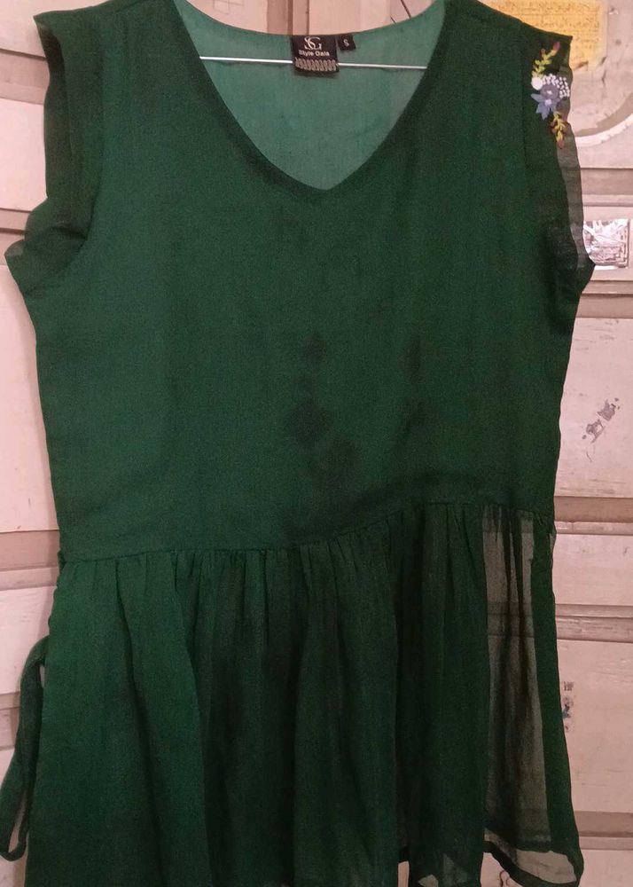 Short Green Top With Embroidery .
