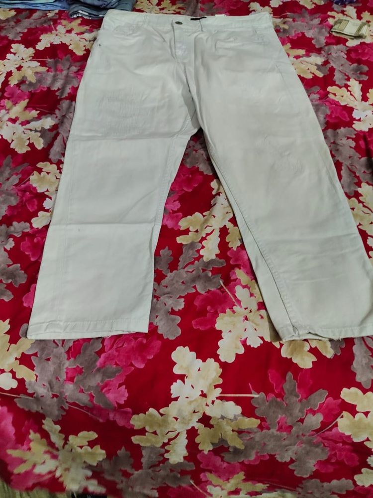 WHITE JEANS