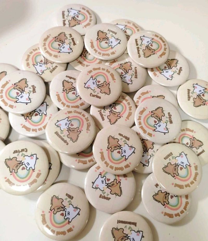31 Buttons Pin badges