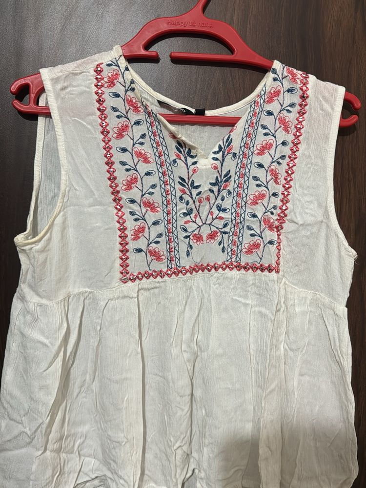 Zudio White Sleeveless Top In Size M