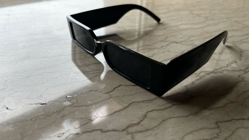 Sleek Black Retro Sunglasses