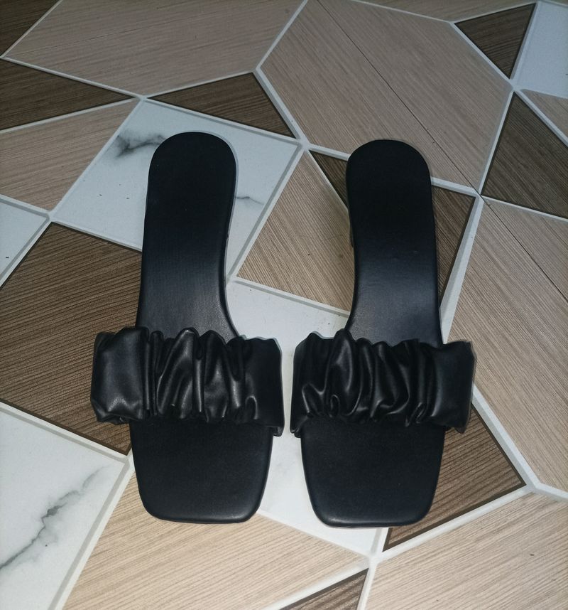 Black Scrunchie pattern Sandal