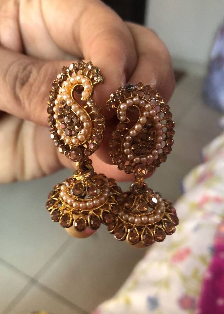 Vintage gold tone earrings
