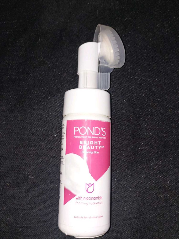 Pond&#39;s With Niacinamide Foaming Face Wash