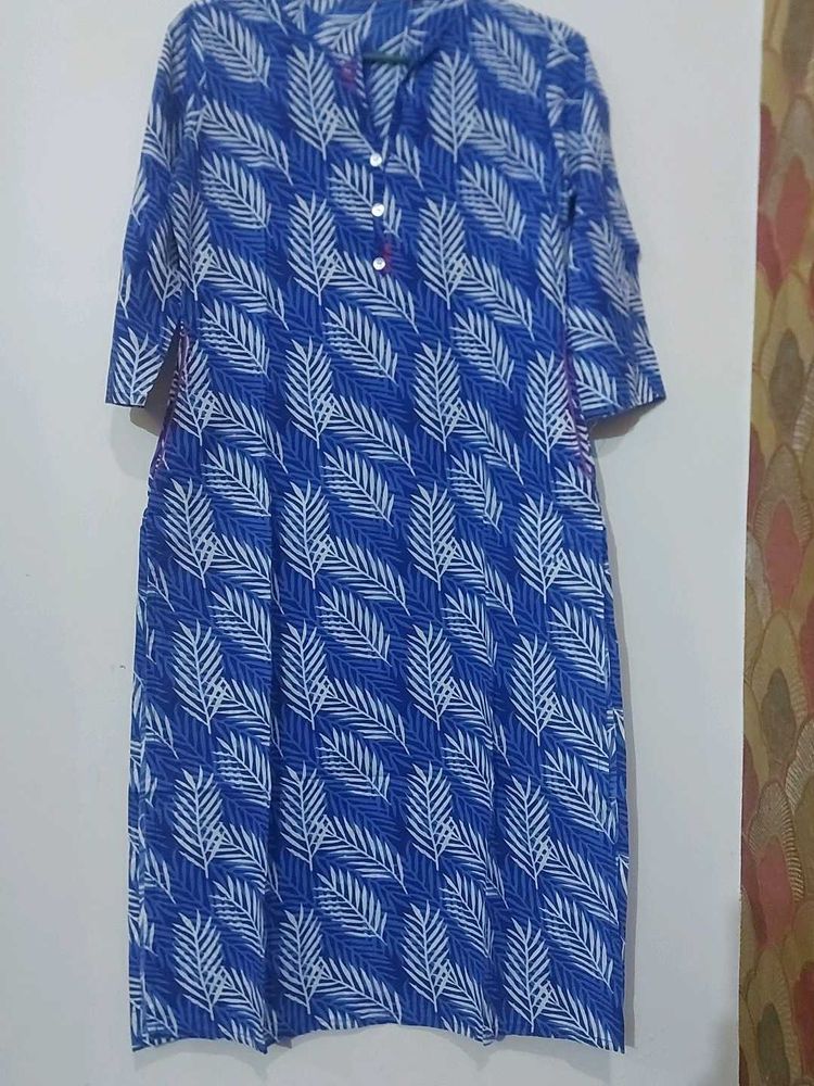 Blue Printed Cotton Kurta With Side Pockets.