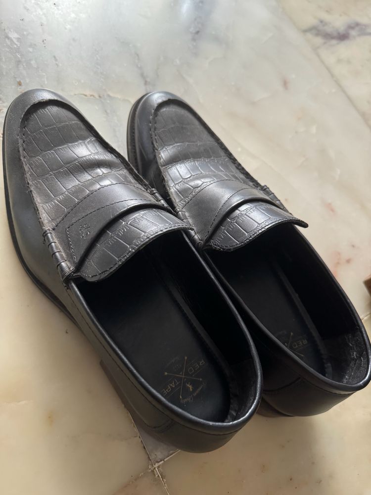 Redtape Old money textured loafers