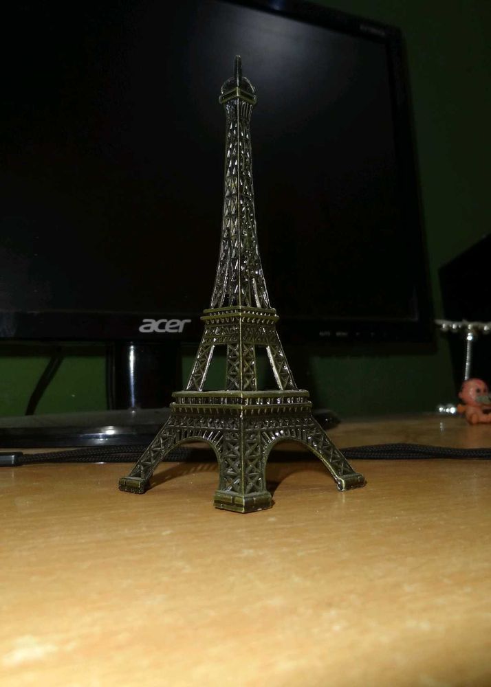 Eiffel tower showpiece