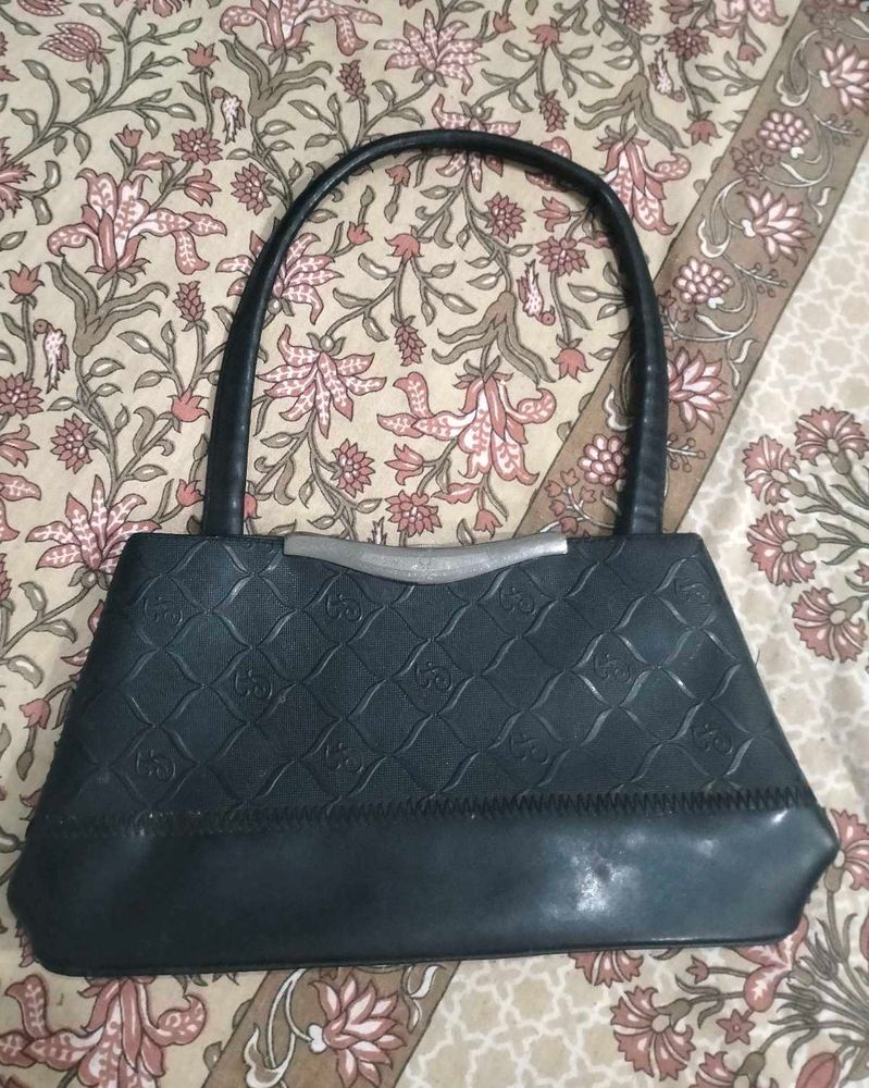 Go To Sling Bag In Black Colour