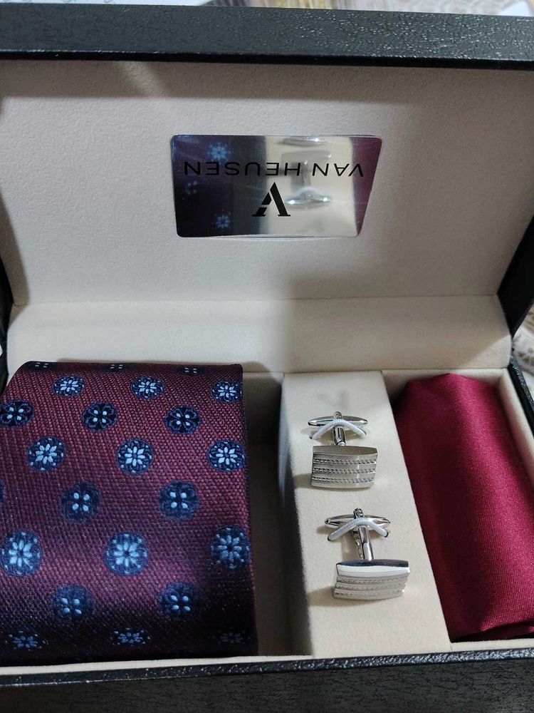 Van Heusen Tie, Cufflinks &amp; Pocket Square Set