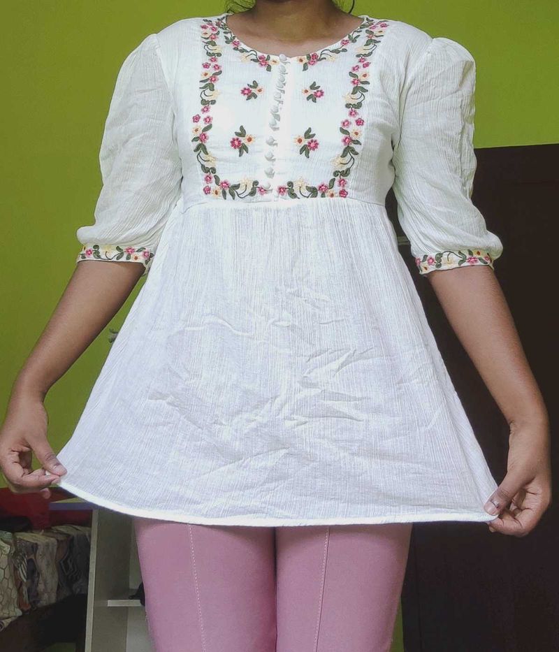 Elegant Floral Embroidered Tunic Top – Bust 40” |