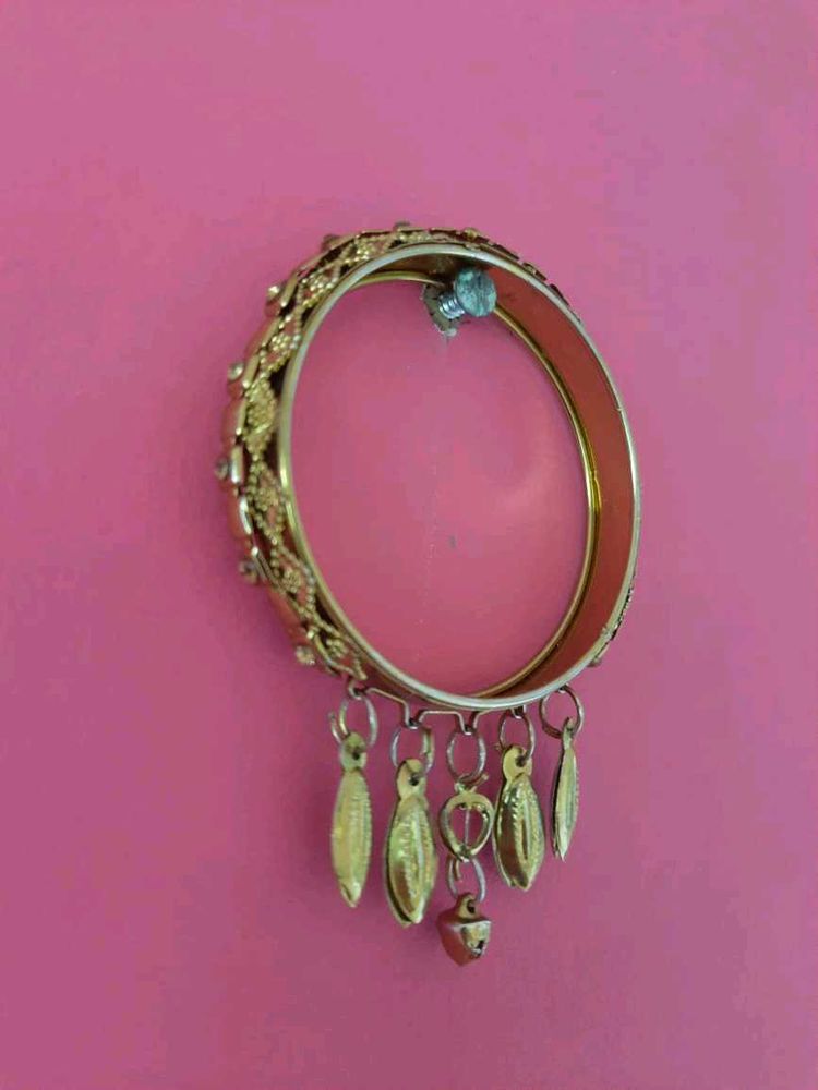 Hanging Charm Detail Golden Bangle