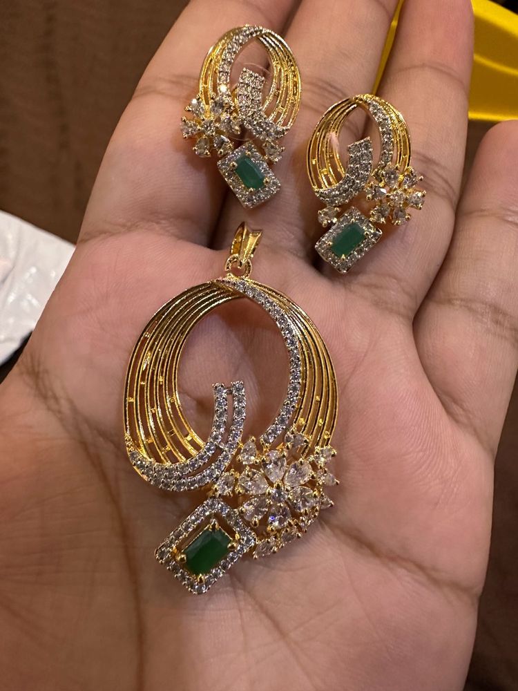 Gold Tone Green Stone Jewelry Set
