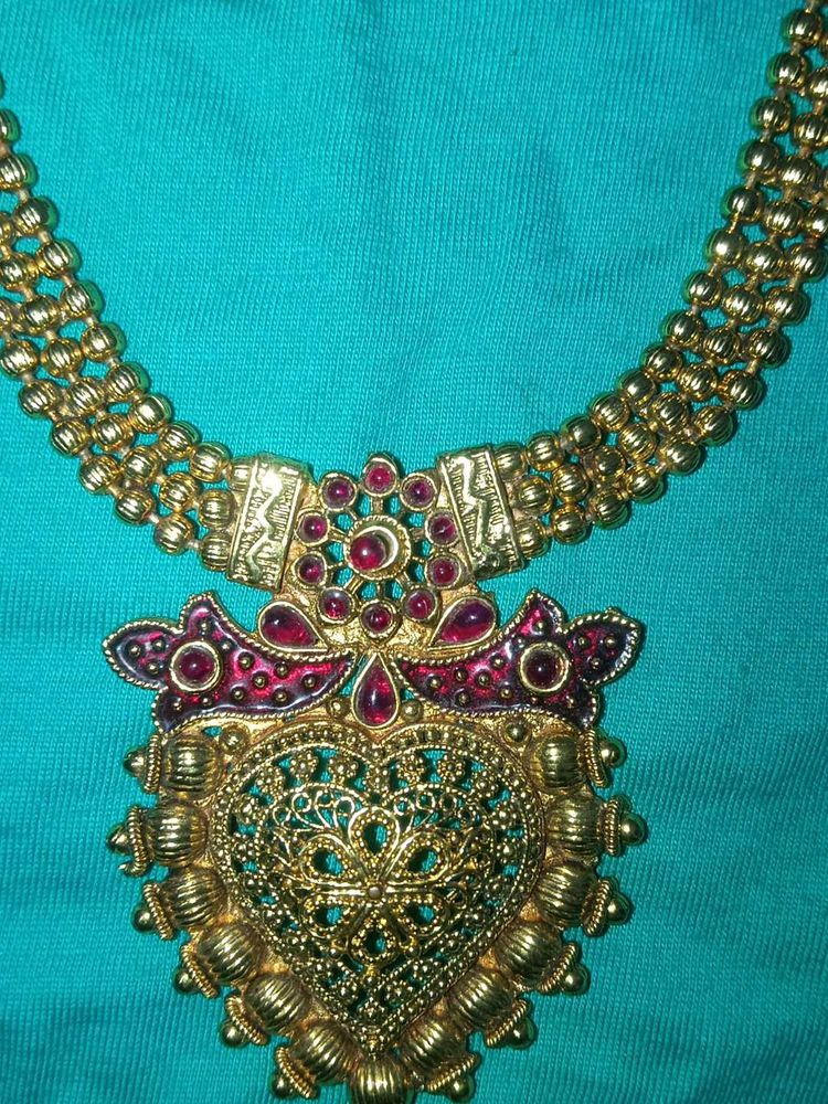 Gold Tone Necklace with Red Accents