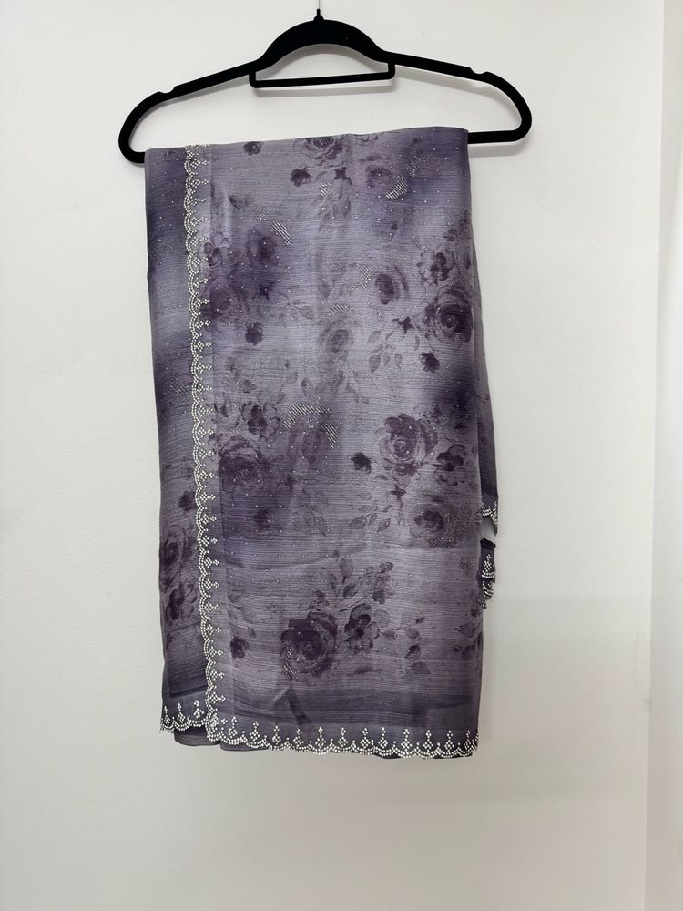 Women Grey Print Saree with Lace