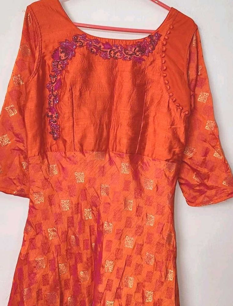 Elegant Orange Embroidered gown👗💕