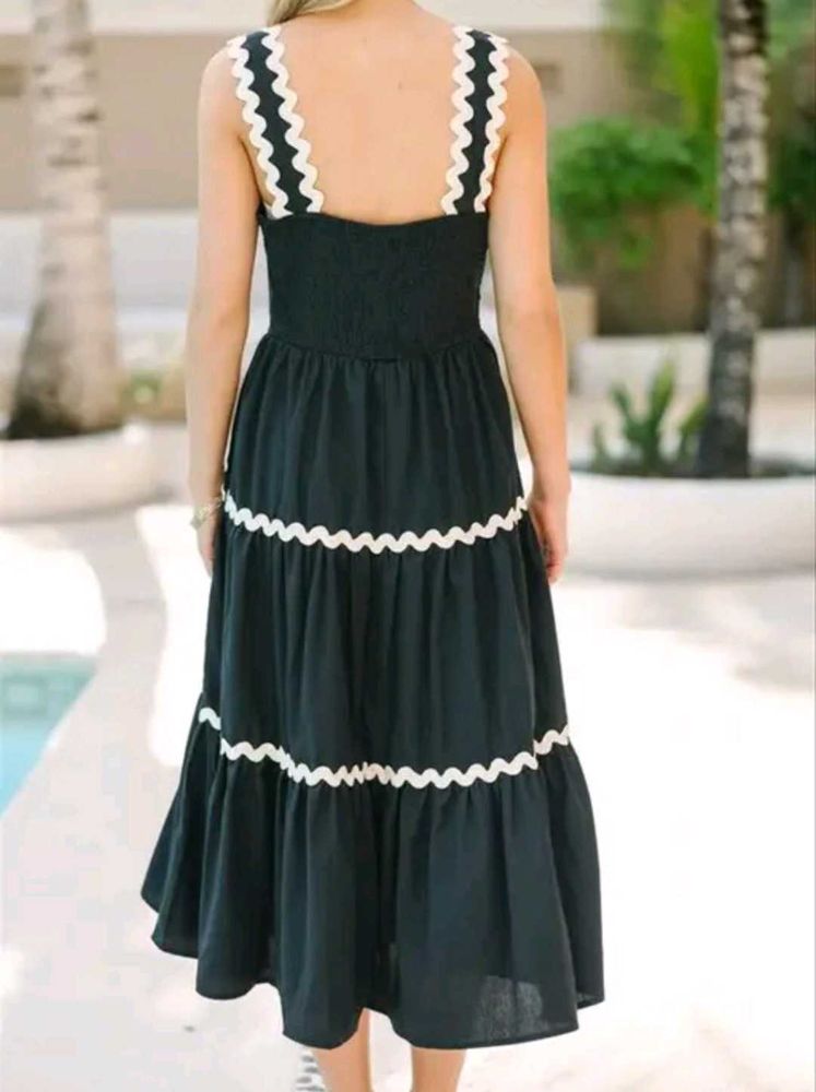 Chic Black Tiered Midi Dress