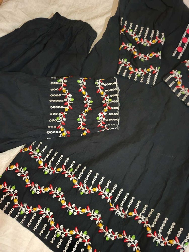 Embroidered Kurta Set With Pant