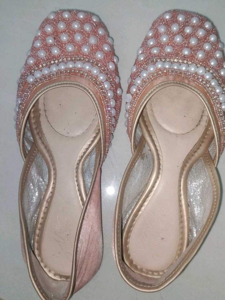 Embellished Peach Juttis