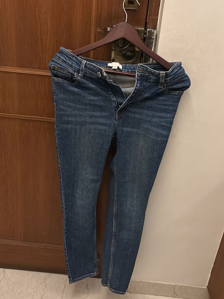 Blue skinny jeans woman