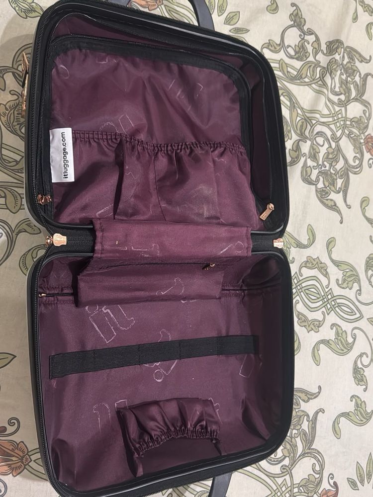IT Luggage Vanity Case