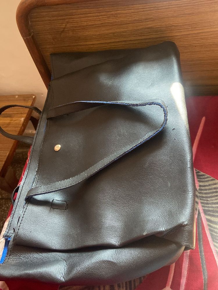 Get Handbag In Black