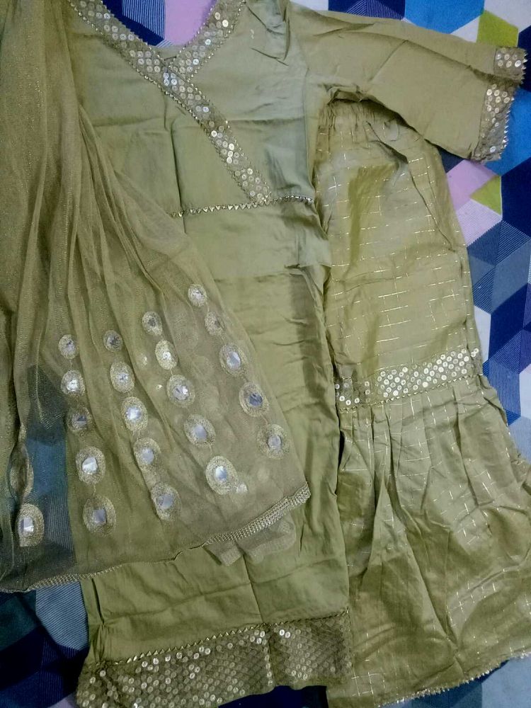 &#34;Elegant Garara Suit for Girls &amp; Women – Like New,