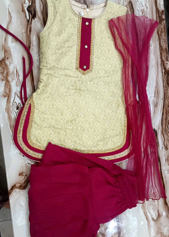 Girls&#39; Traditional Salwar Kameez