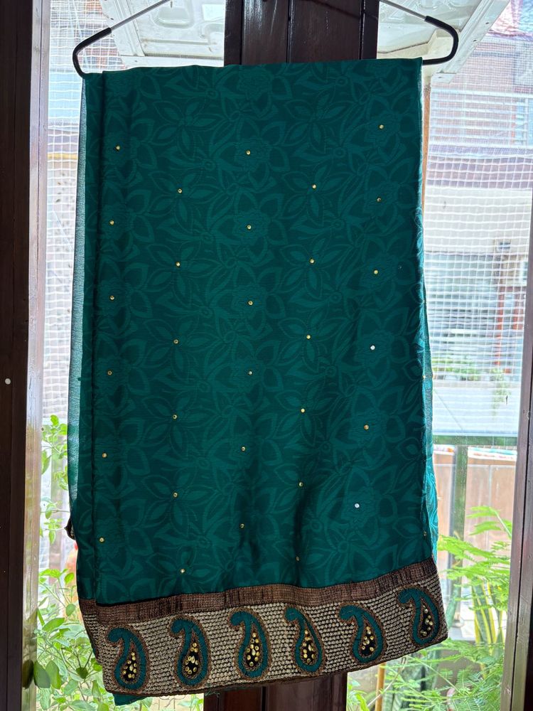 Emerald Grace – Subtle Elegance with Paisley Charm