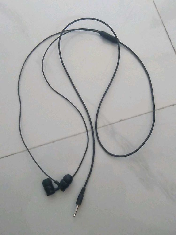 Black Wired Earbuds