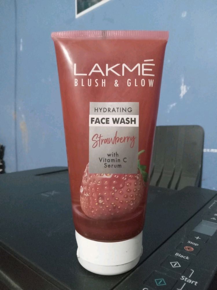Lakme blush &amp;glow hydrating face wash strawberry w