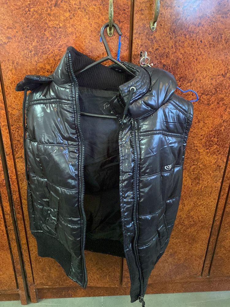 Terranova Stylish Sleeveless Black Jacket With Hoo