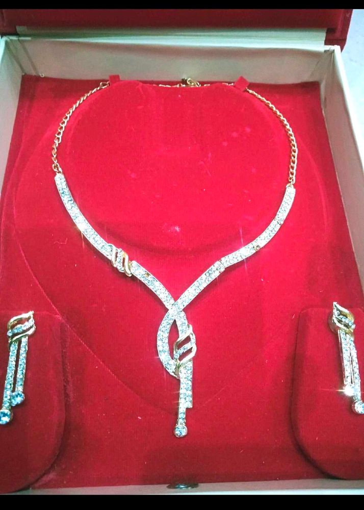Ad Necklace Set