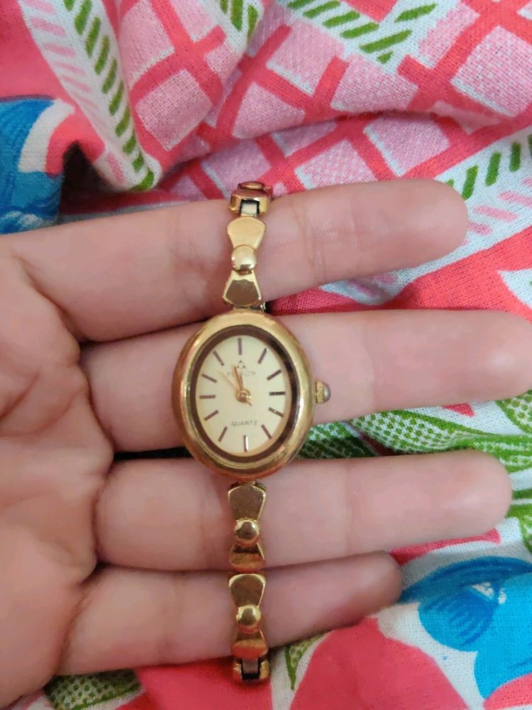 Cute Bow Band Golden Wrist Watch For Women