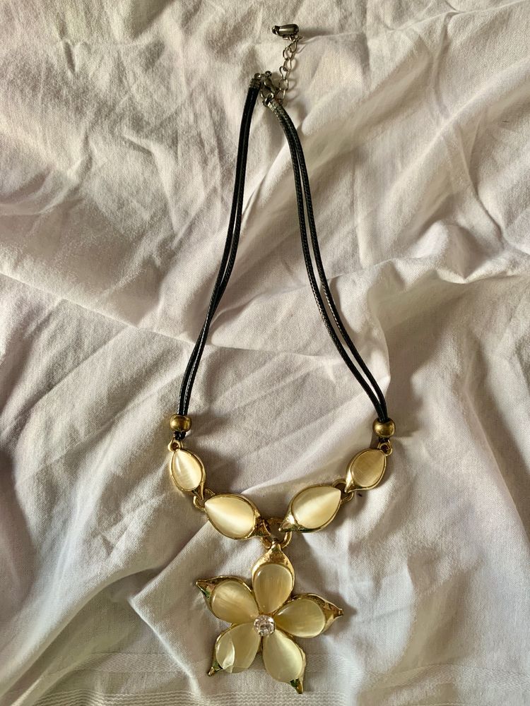Off White Flower Necklace